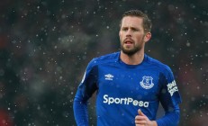 篮球赛场焦点！荷兰队对阵俄罗斯队，战术博弈精彩纷呈，教练斗智斗勇