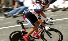 亚洲杯最新形势：热刺高居榜首，新疆男篮强势追赶，冠军归属成迷